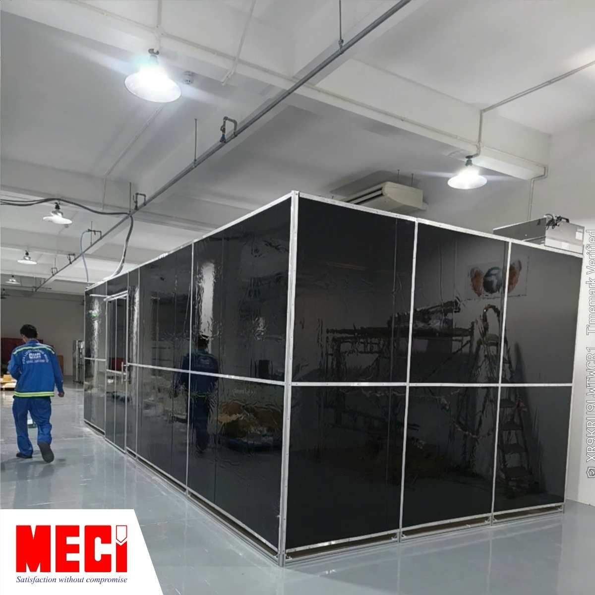 vách ngăn tia lửa hàng màu đen, có kỹ thuật MECI đang đi bên cạnh