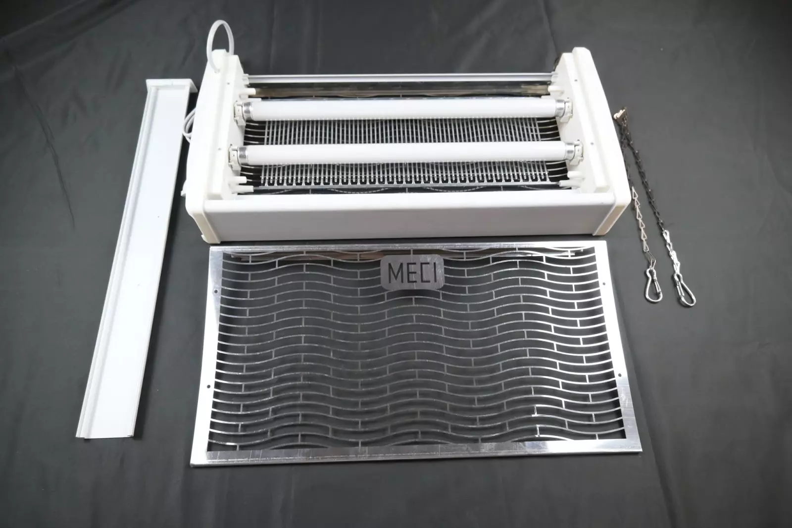 Các bộ phận đèn diệt côn trùng bị tháo rời và đặt trên bàn