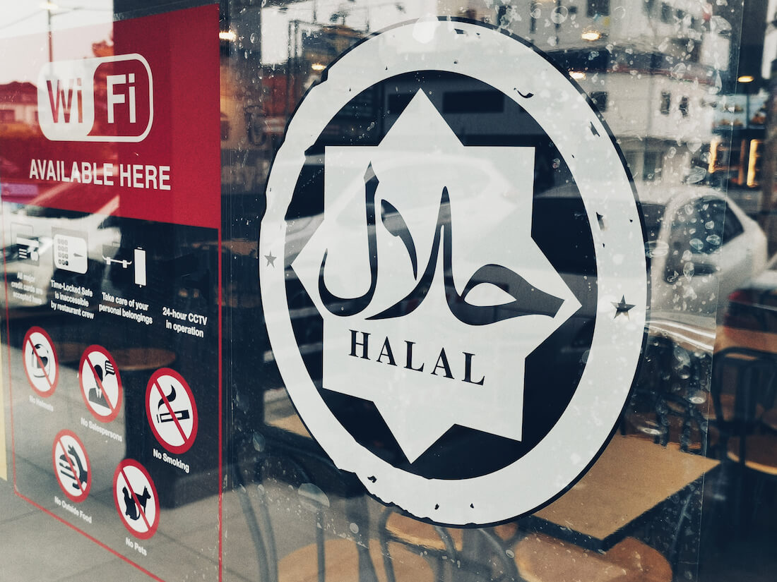 Một nhà hàng có dán logo chứng nhận HALAL ở cửa kính