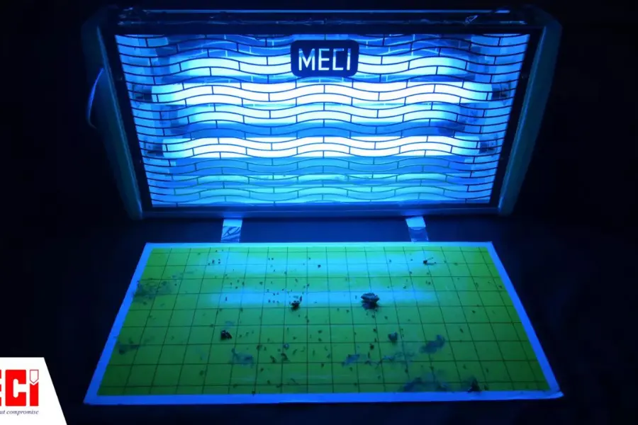 Đèn diệt côn trùng bằng keo đang hoạt động