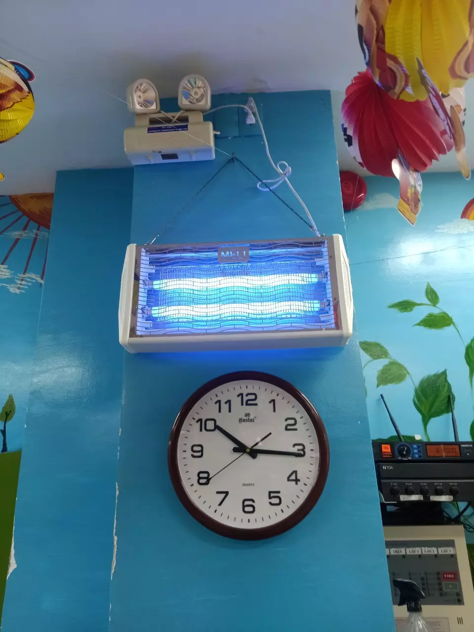 Đèn diệt côn trùng lắp tại khu vực sản xuất