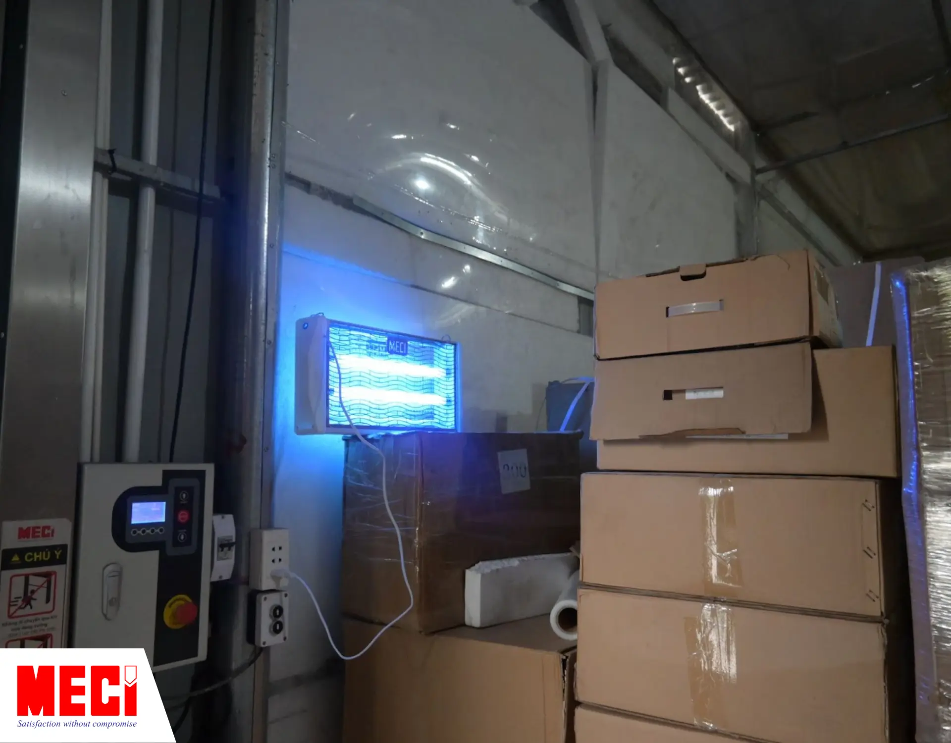 Đèn diệt côn trùng đang hoạt động tại nhà xưởng