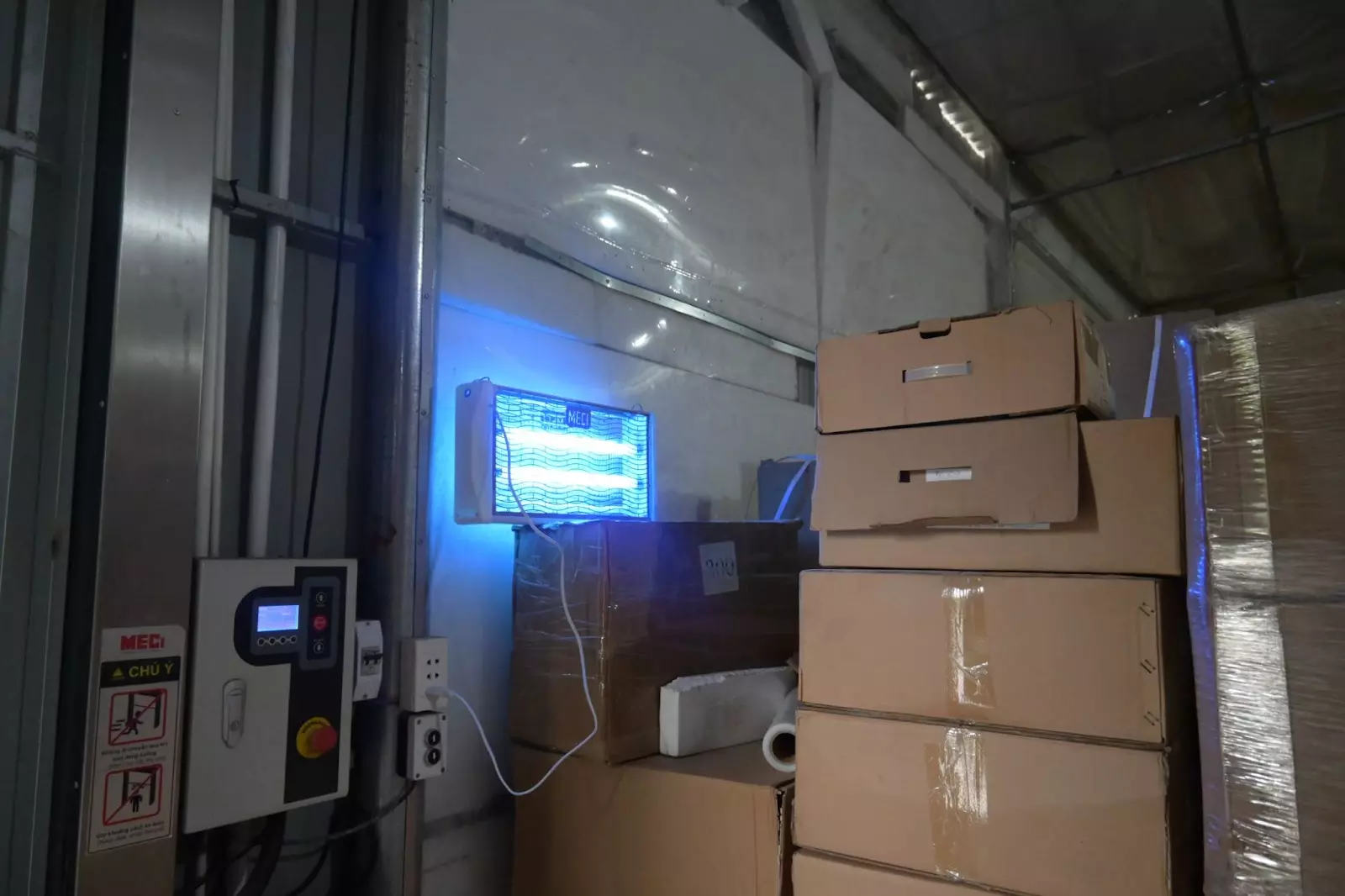 Đèn diệt côn trùng tại kho lưu trữ hàng hóa