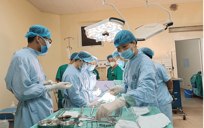 Đội ngũ bác sĩ thực hiện kiểm soát vô khuẩn trong phòng mổ nghiêm ngặt