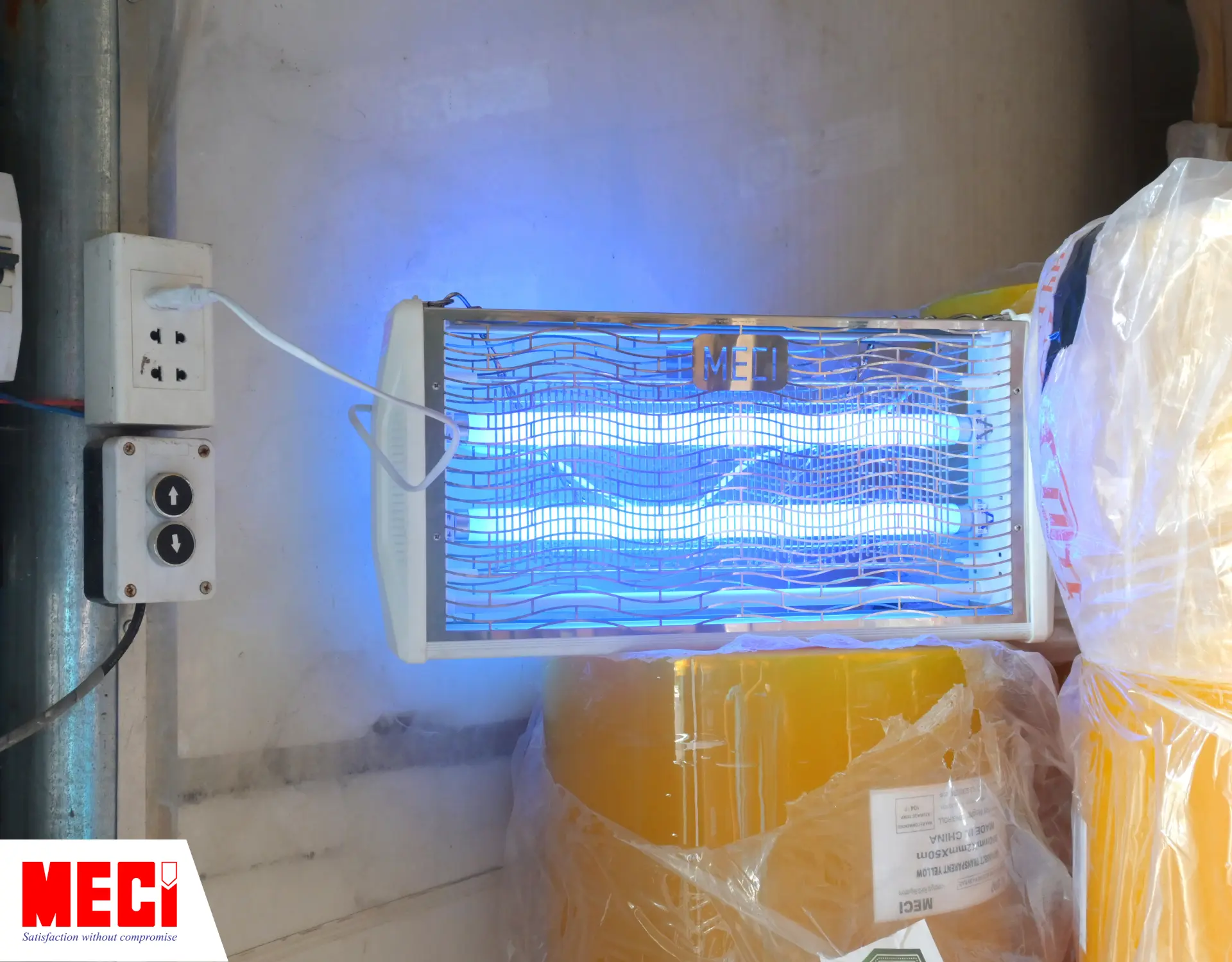 Đèn diệt côn trùng đang hoạt động