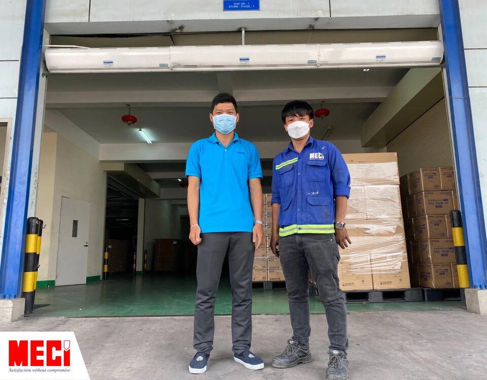 Nhân viên MECI và chủ kho xưởng đứng dưới chiếc quạt cắt gió đã vệ sinh. Trước khi kết thúc quy trình vệ sinh quạt cắt gió