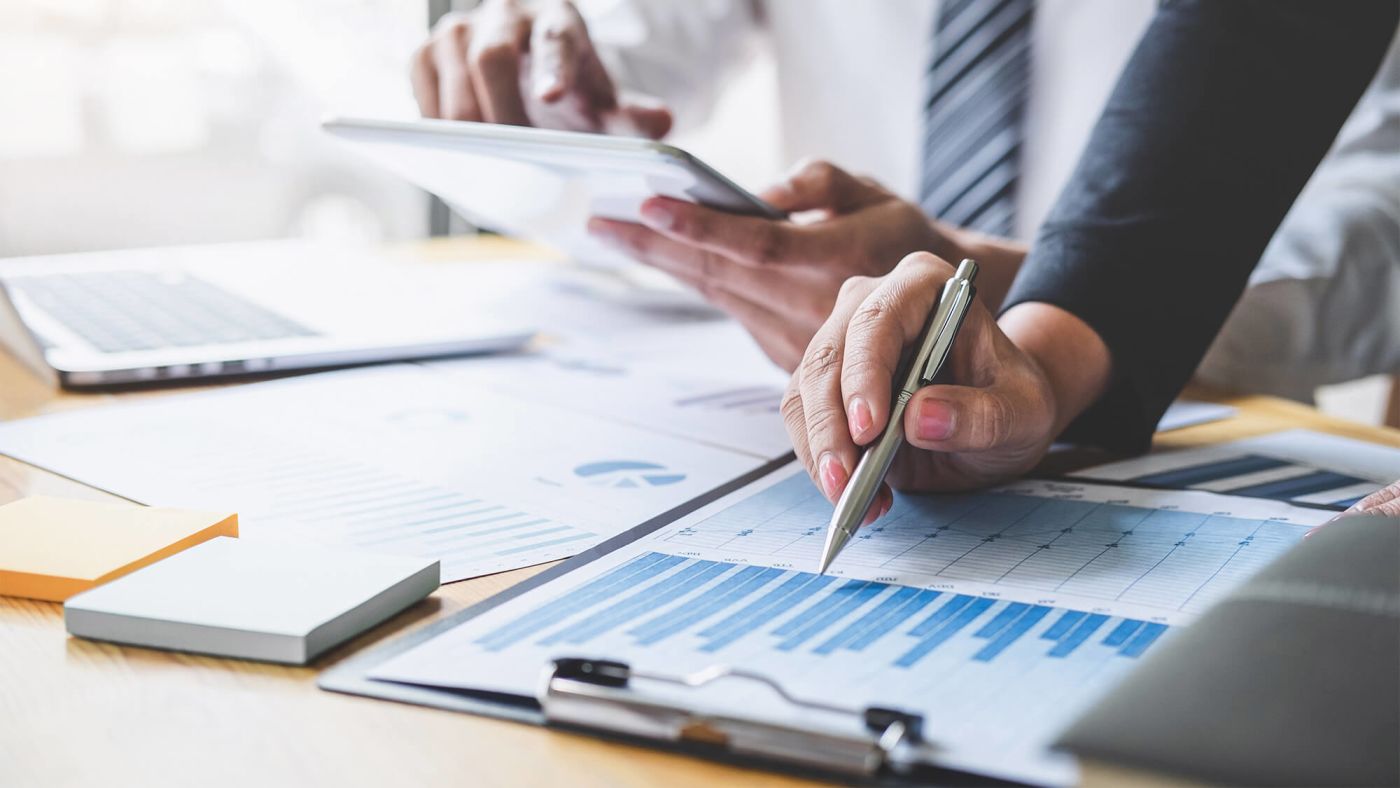 Hai người đang phân tích biểu đồ