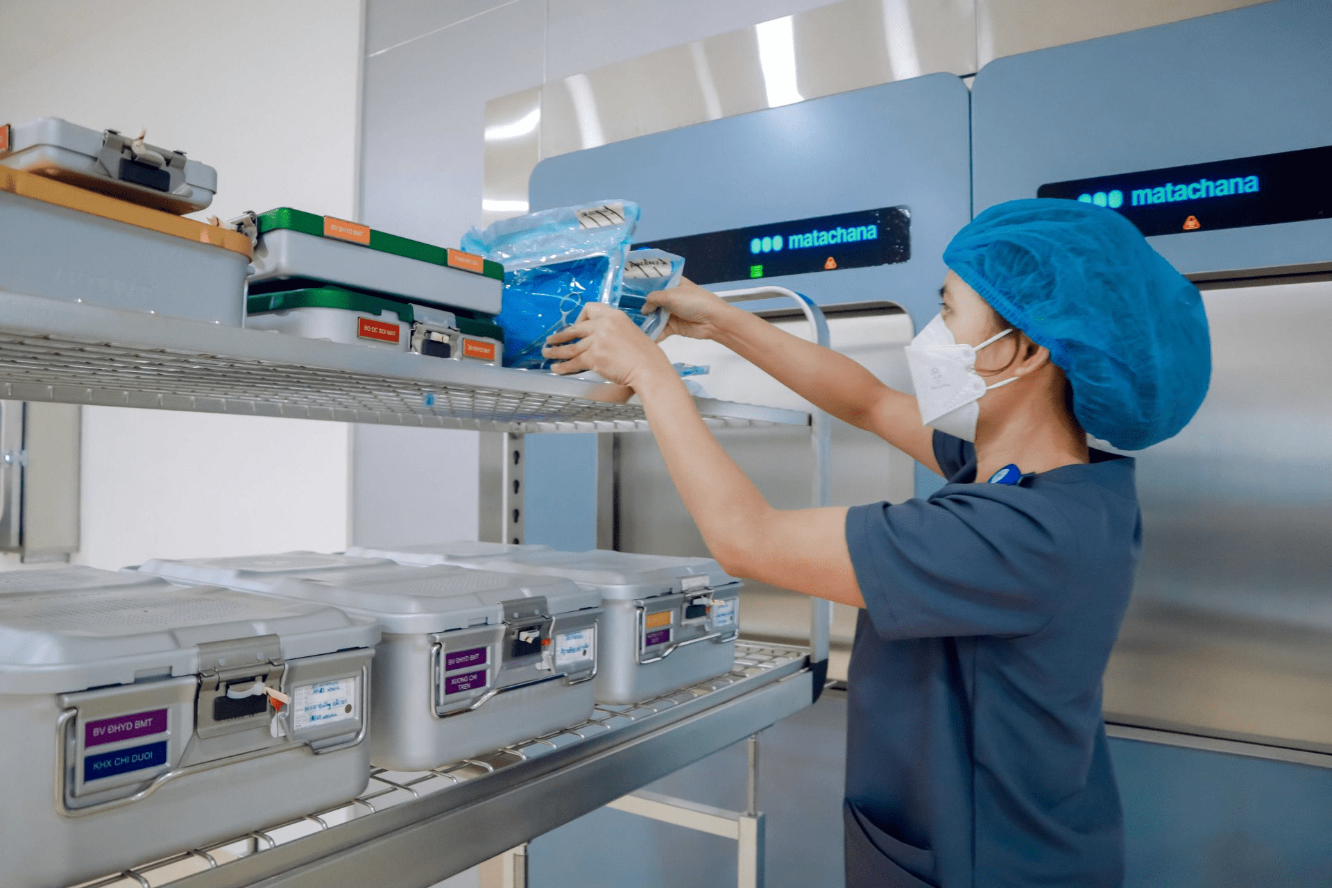 Một nhân viên y tế đang kiểm tra dụng cụ phòng mổ