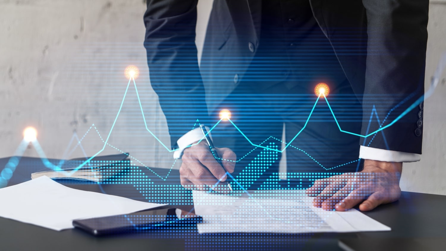 Người đàn ông đang làm việc với các yếu tố như biểu đồ, bản đồ, số liệu,…