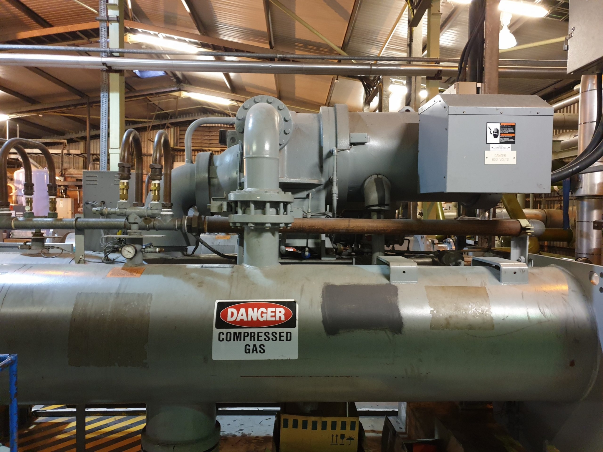 Một hệ thống Chiller được lắp đặt bên trong nhà xưởng