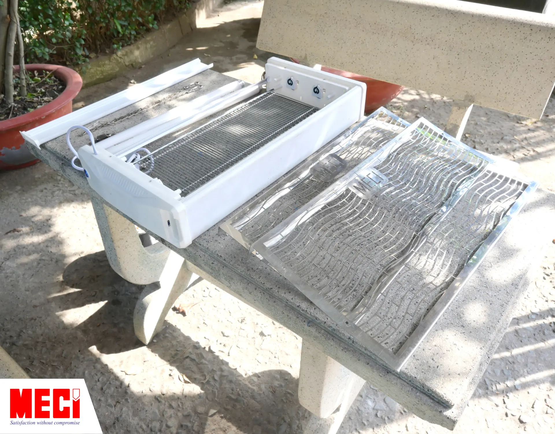 Các bộ phận đèn được sắp xếp ngay nắng trên bàn để phơi dưới ánh nắng