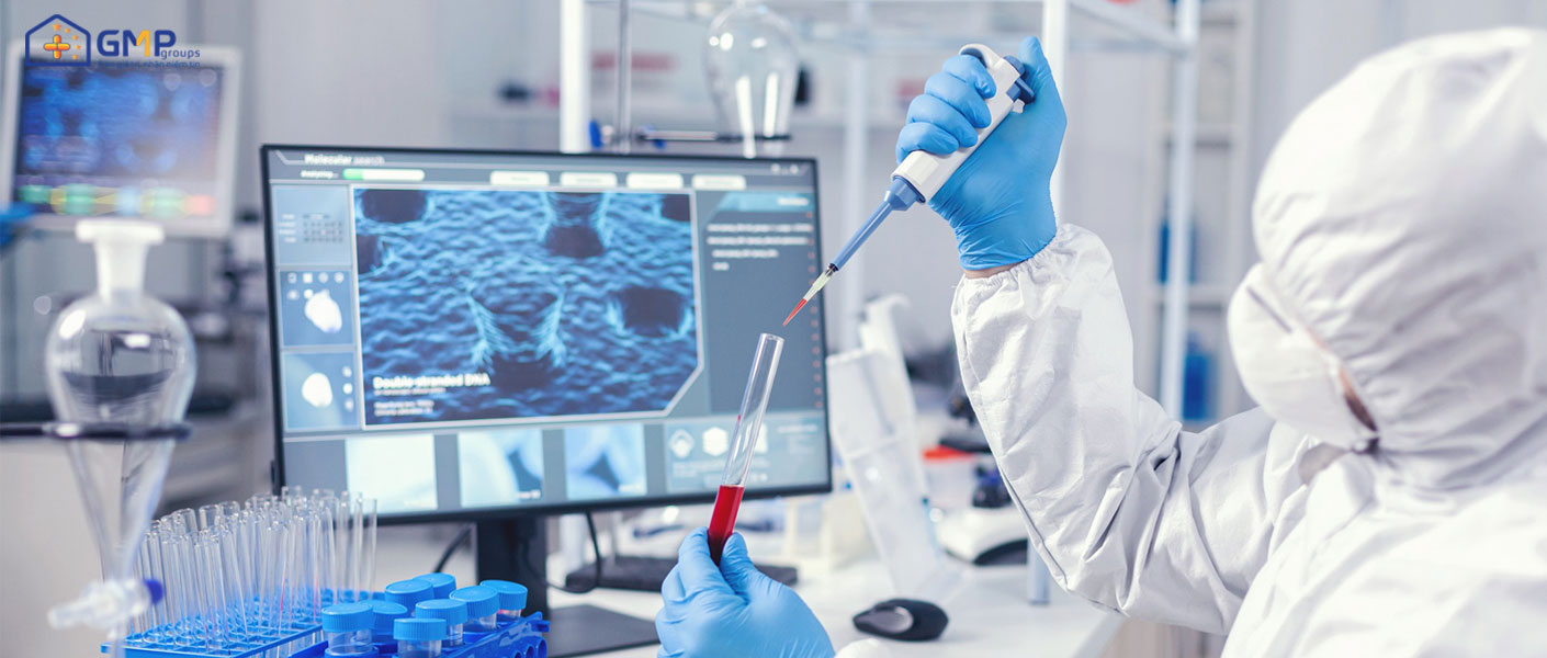 Một người mặc đồ bảo hộ đang làm việc trong phòng thí nghiệm.