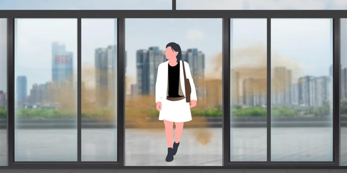 một người đi qua cách cửa, bên ngoài có rất nhiều bụi bẩn chuẩn bị bay vào