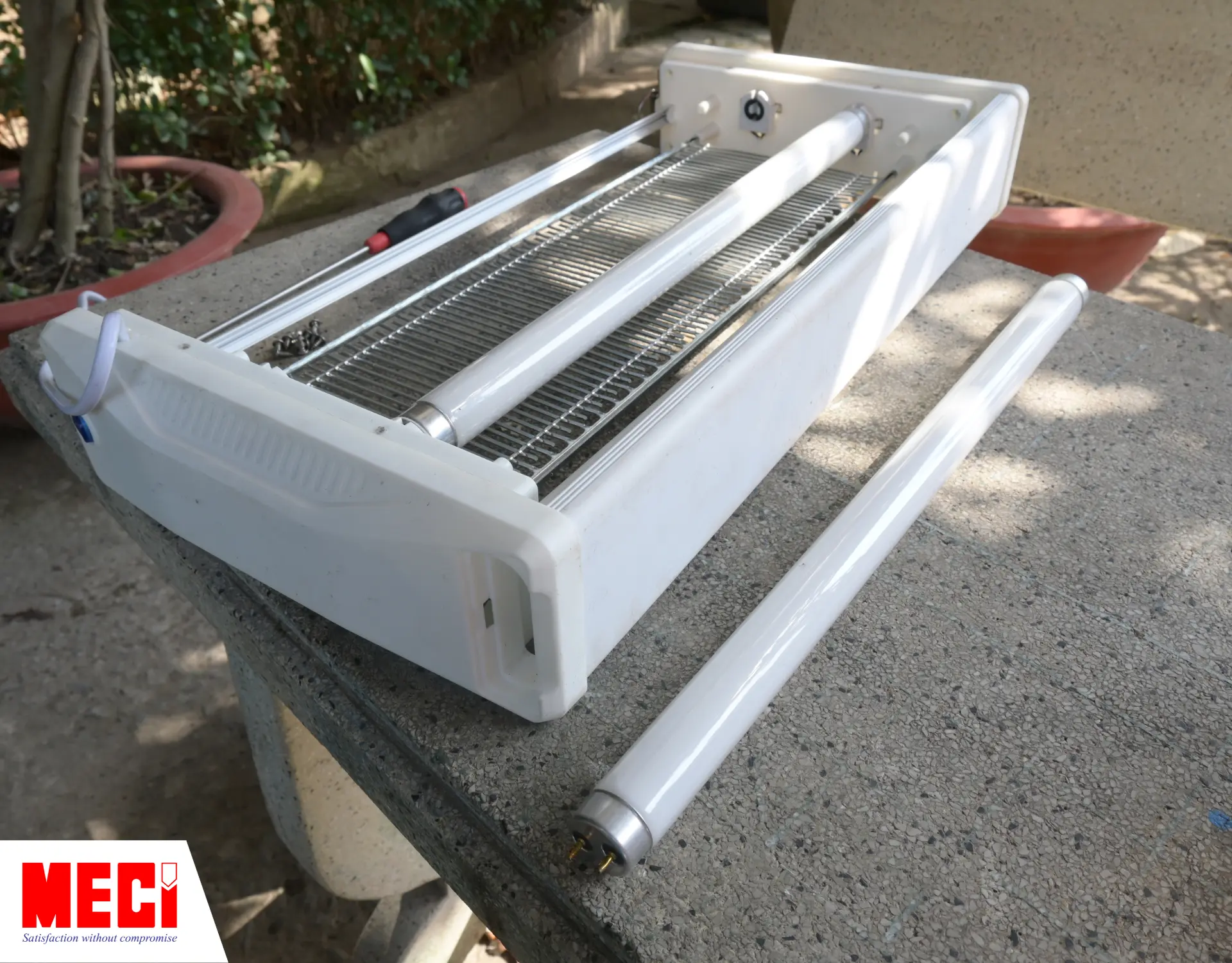 Các bộ phận đèn bị tháo rời