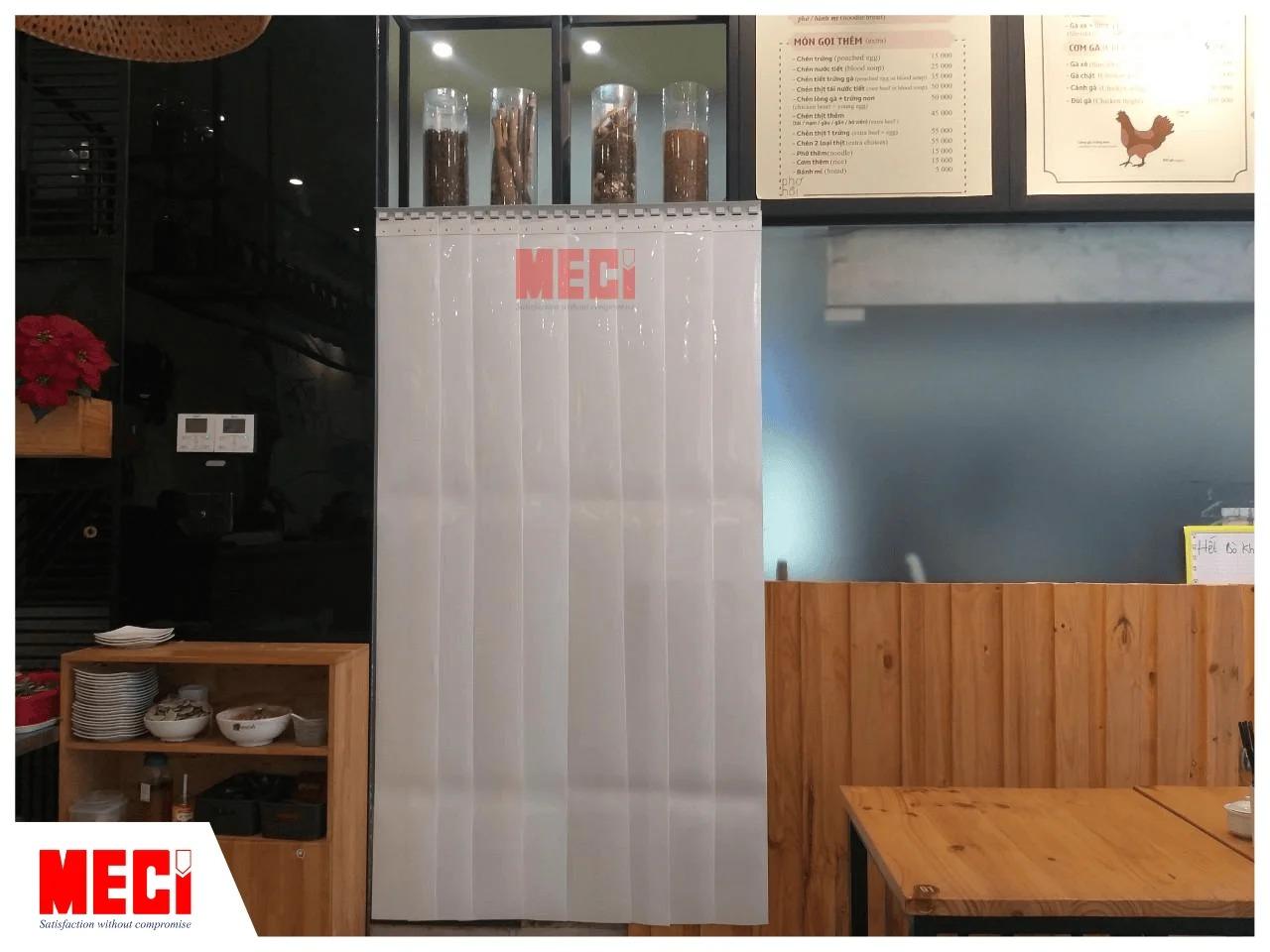 Hình ảnh rèm nhựa PVC chắn tầm nhìn lắp đặt giúp phân cách khu vực bếp và khu vực phục vụ khách hàng tại quán ăn