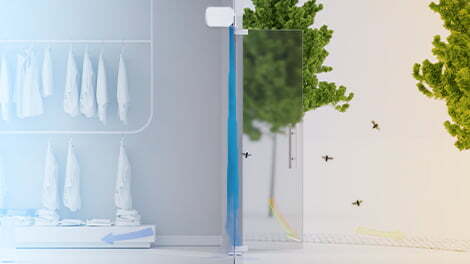 hình vẽ quạt cắt gió thổi ra luồng khí phân tách hai khu vywjc, bên trong là cửa hàng quần áo, bên ngoài là không khí ngoài trời chứa nhiều bụi bẩn và côn trùng