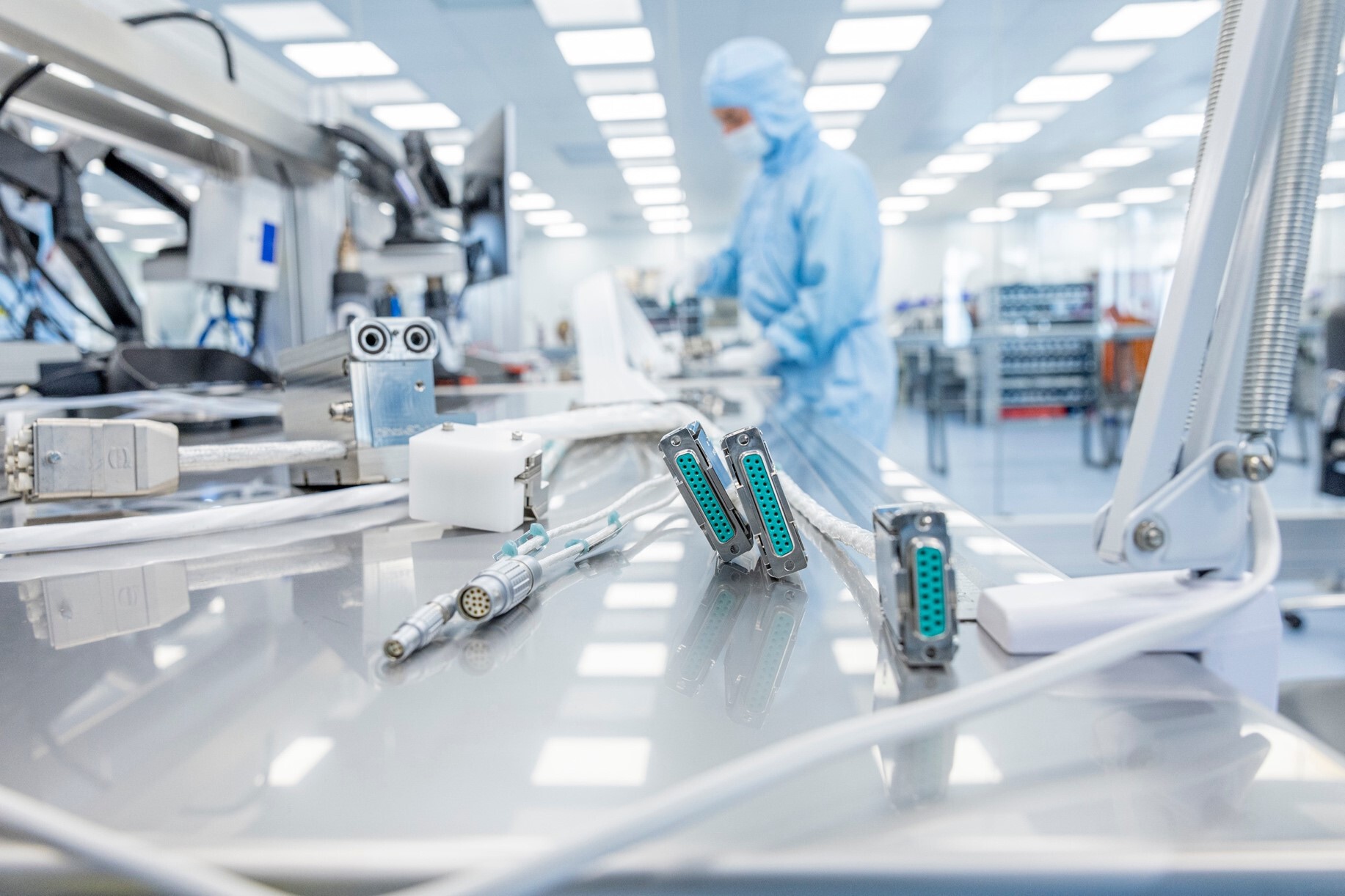 Bên trong một phòng sạch đang có nhân công làm việc