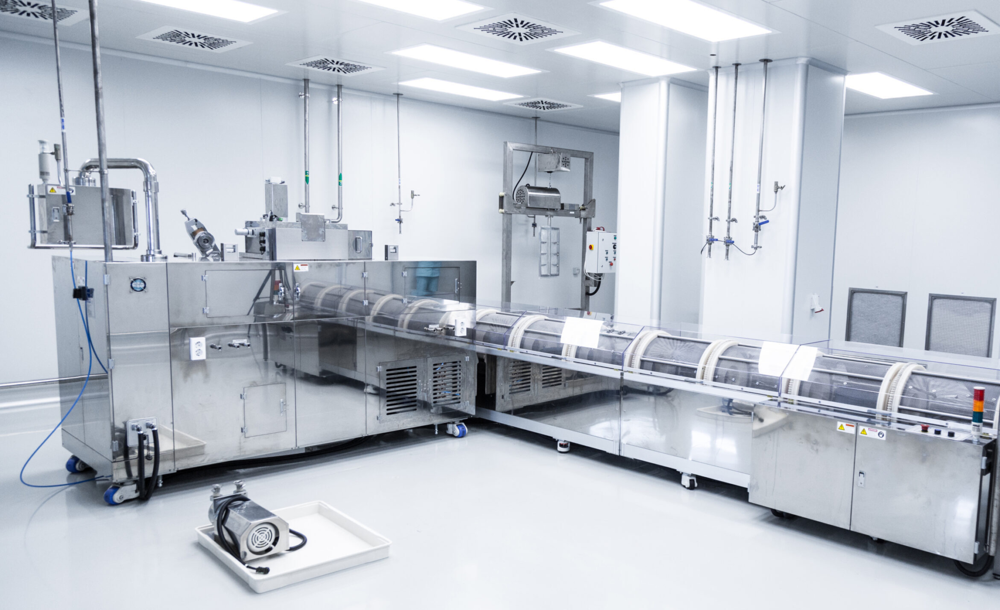 Bên trong một phòng sạch được chiếu sáng đầy đủ nhờ các thiết bị.