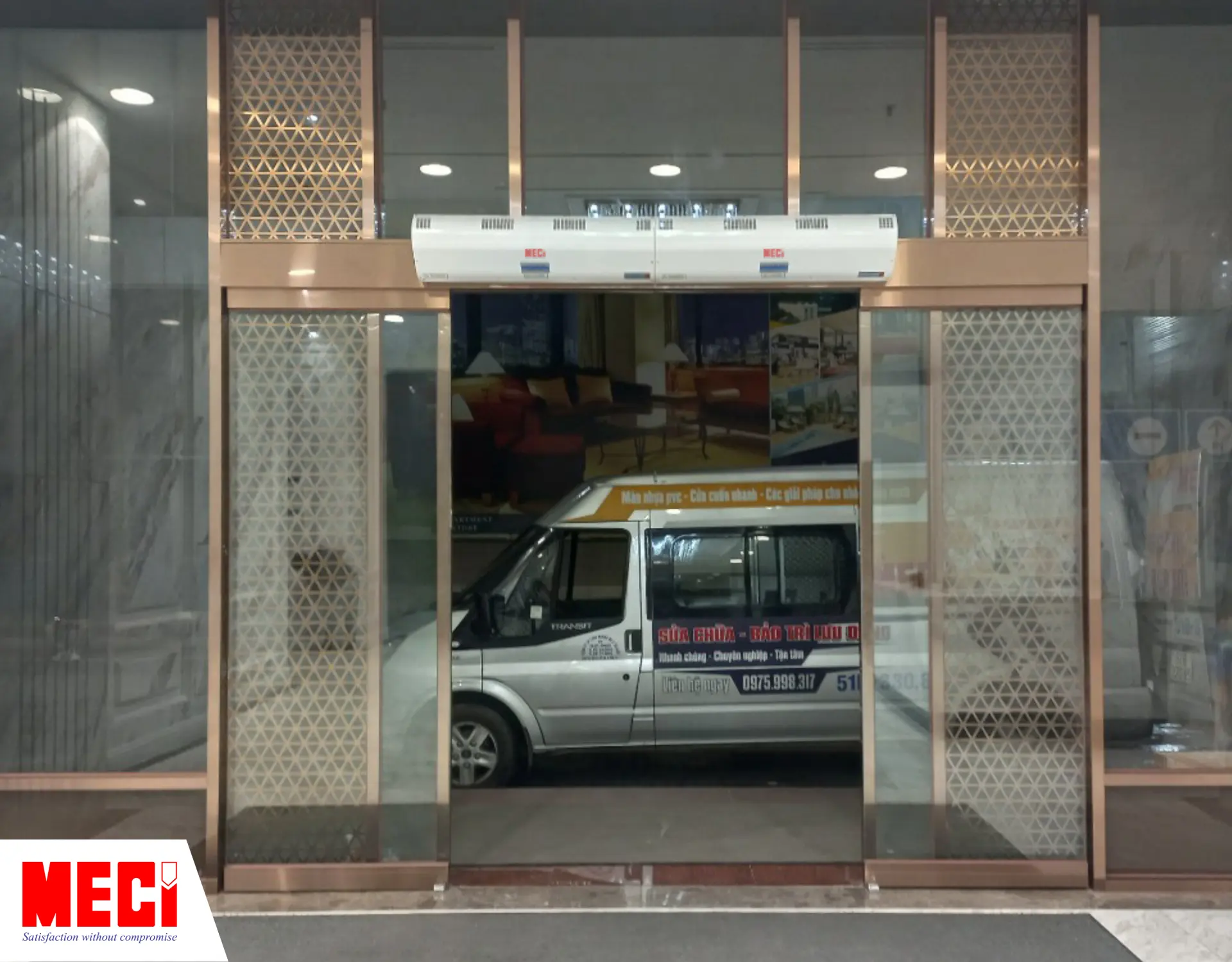 Quạt cắt gió ngăn bụi lắp tại cửa ra vào trung tâm thương mại