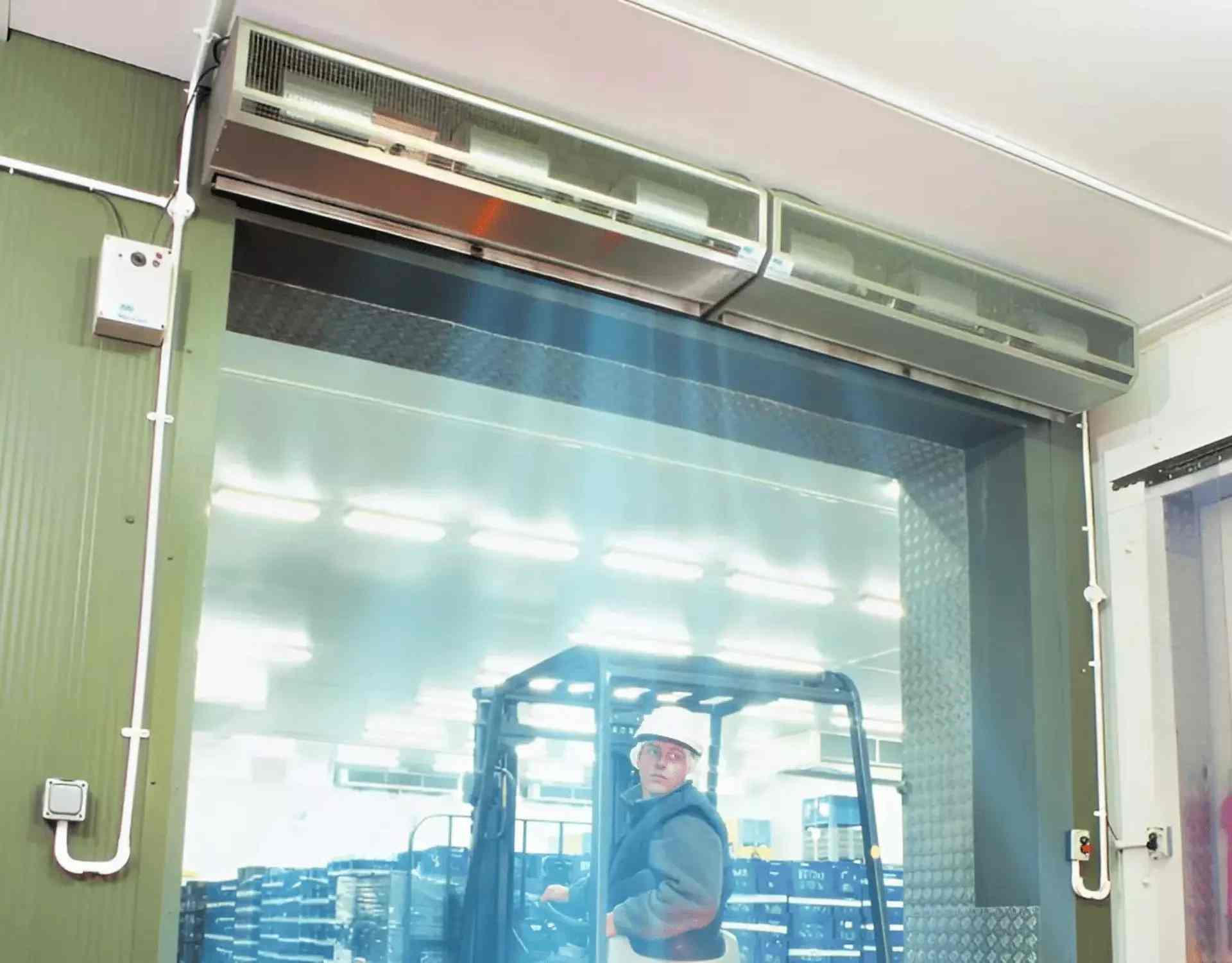 Xe nâng đi qua quạt cắt gió đang hoạt động