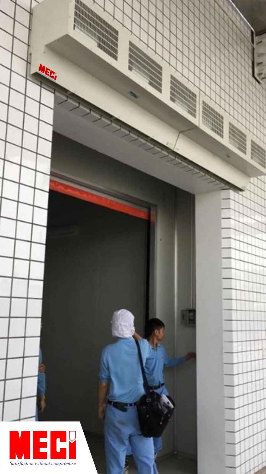 Quạt cát gió lắp tại vị trí ra vào nhà máy sản xuất