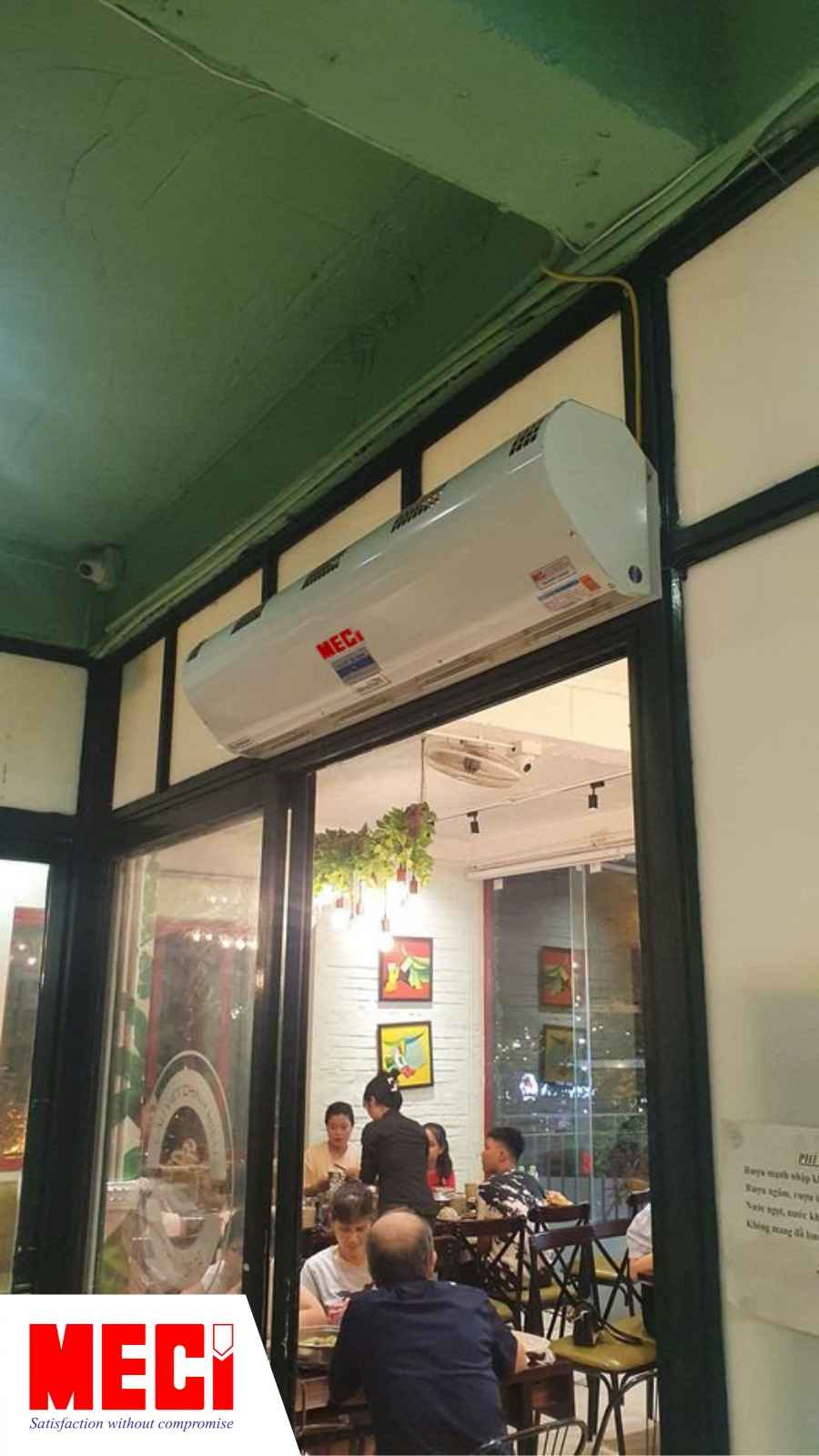 Quạt cắt gió ngăn bụi lắp tại cửa ra vào quán ăn