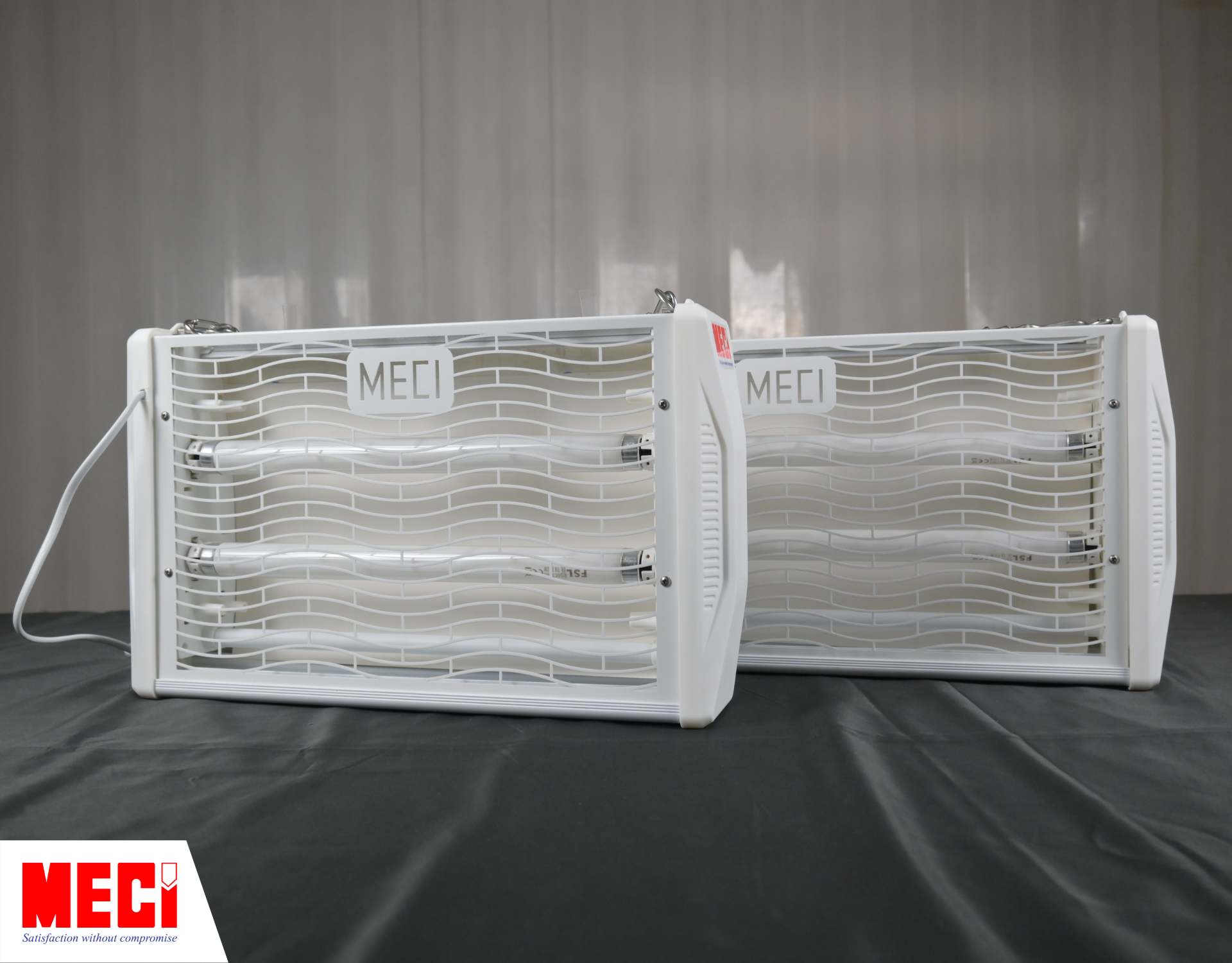 2 đèn diệt côn trùng bằng keo an toàn cho nhà xưởng thực phẩm