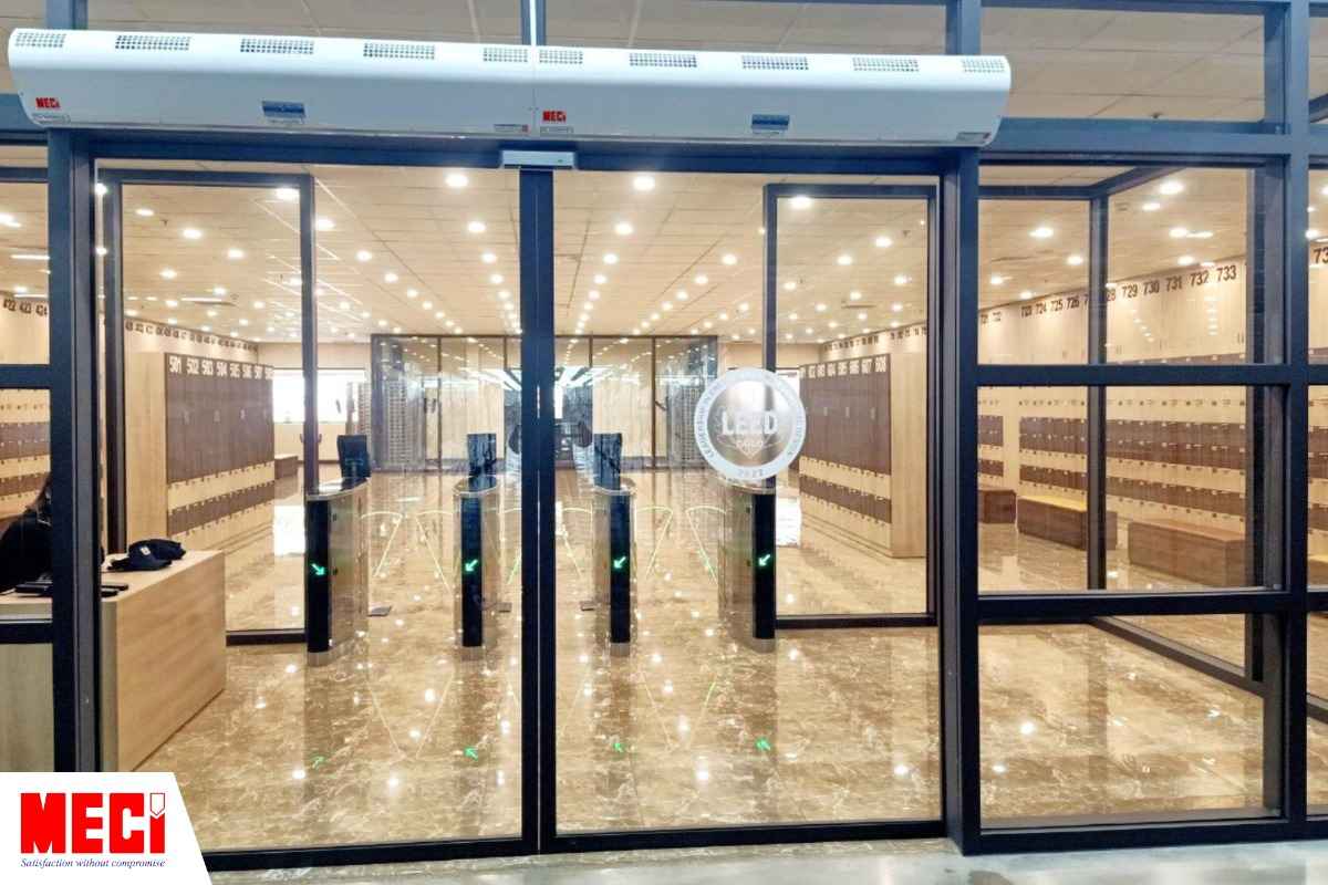 Quạt cắt gió ngang lắp trên đỉnh cửa kính tại cửa hàng. So sánh quạt cắt gió đứng và ngang