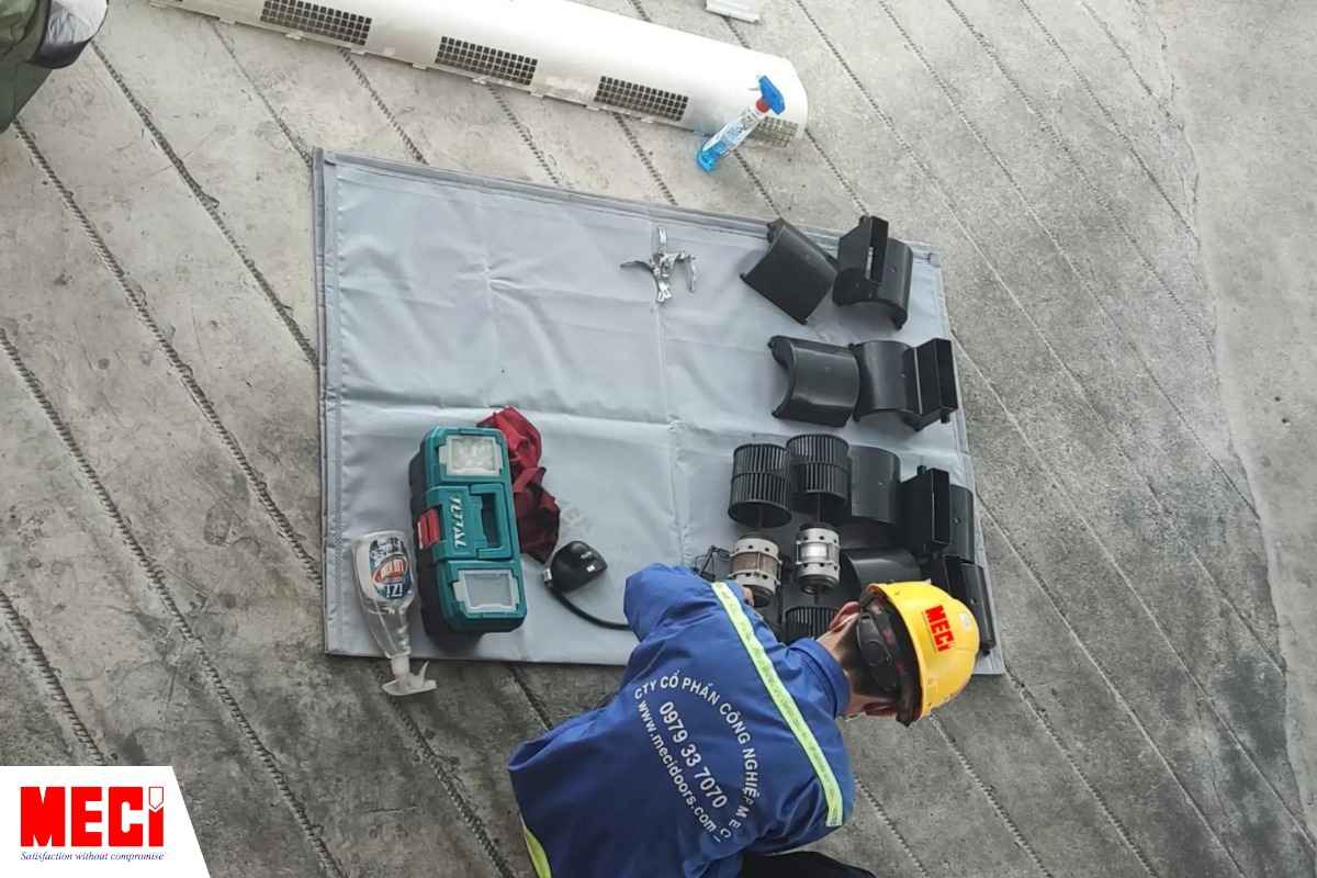 Kỹ thuật MECI đang vệ sinh quạt cắt gió