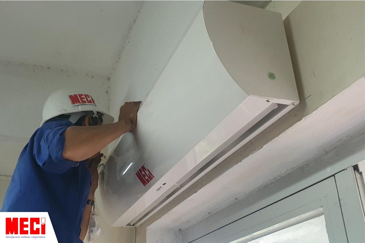 Anh kỹ thuật MECI đang lắp đặt quạt cắt gió