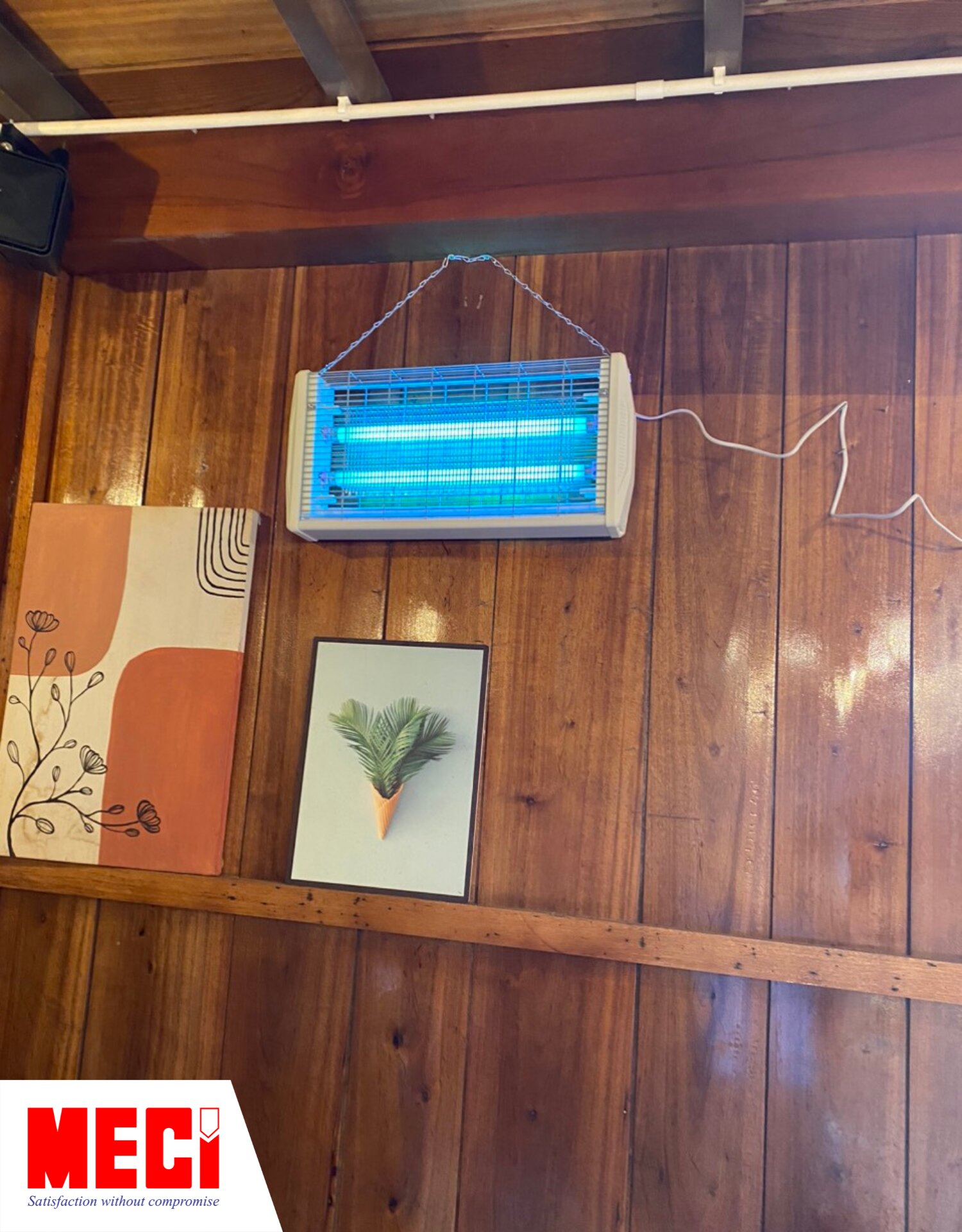 đèn diệt côn trùng MECI treo tại quán ăn