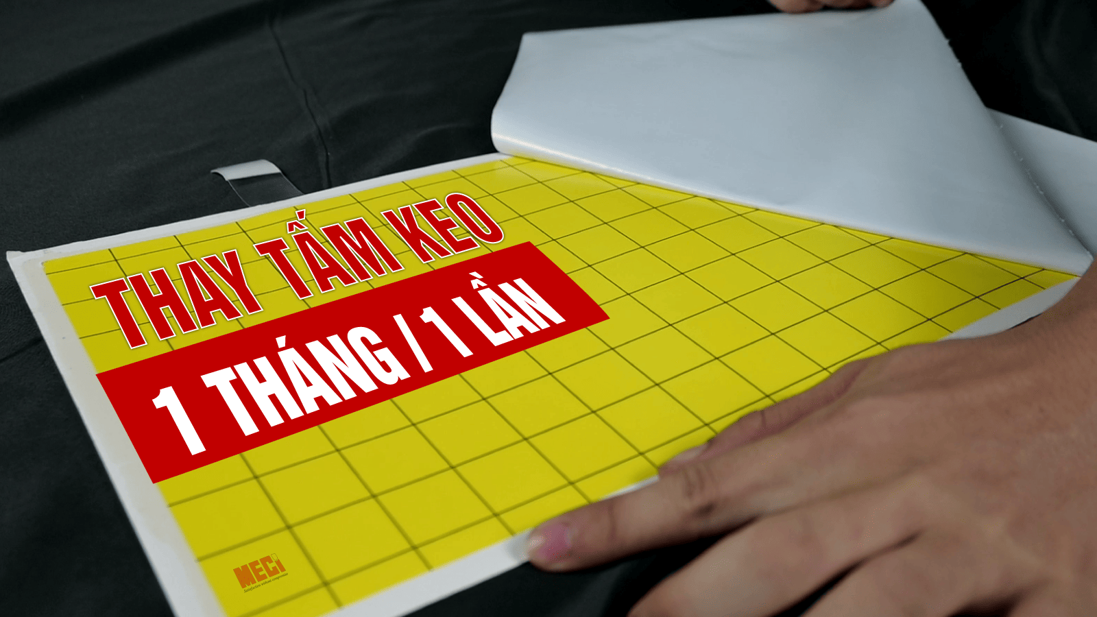 một người đang gỡ lớp bảo vệ của tấm keo ra c1o dòng chữ trên tấm keo thay tấm keo 1 tháng/ 1 lần