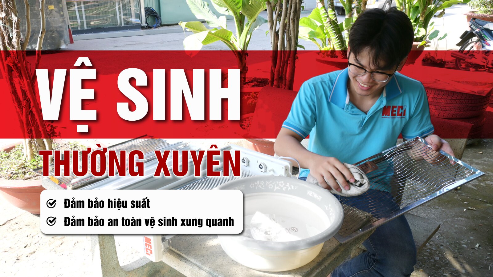 nhân viên MECI đang lau chùi đèn diệt côn trùng