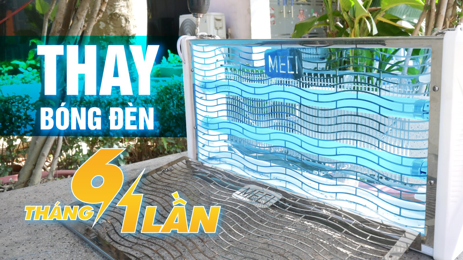 đèn diệt côn trùng đang phát sáng, vỏ đèn đã được gỡ ra và có dòng chữ thay bóng đèn 6 tháng/ 1 lần