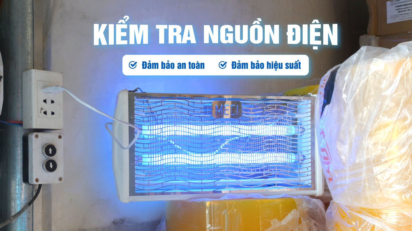 đèn diệt côn trùng đang phát sáng, có dòng chững kiểm tra nguồn điện, đảm bảo an toàn, đản bảo hiệu suất