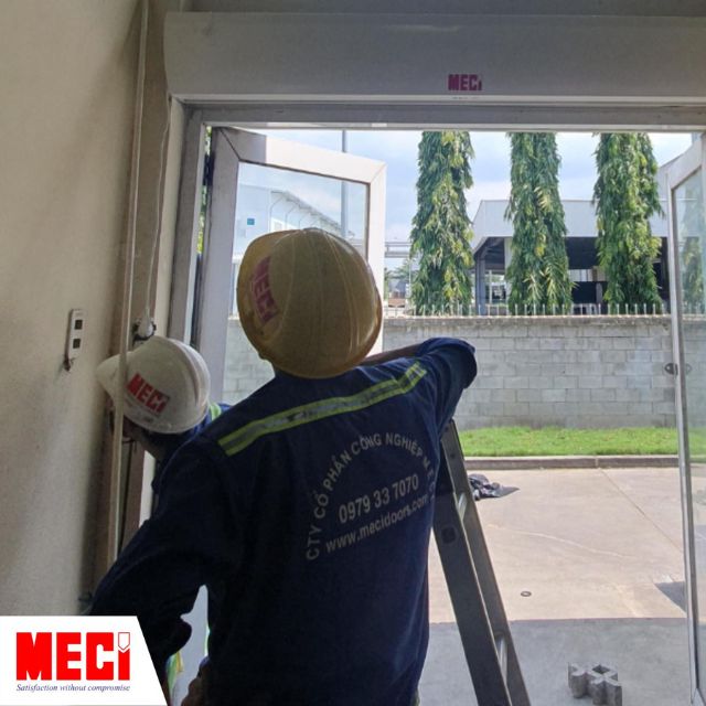 Nên lắp đặt quạt cắt gió bên trong hay bên ngoài.