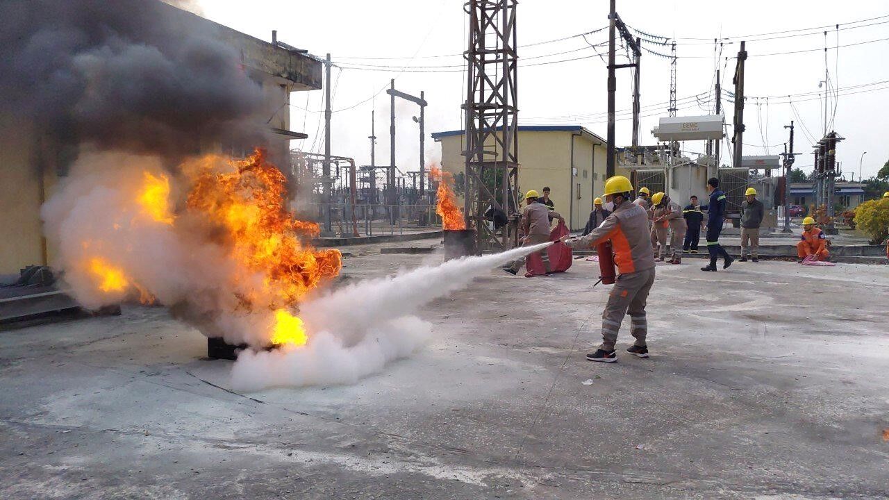 Tập huấn chữa cháy bằng bình chữa cháy tại một cơ sở