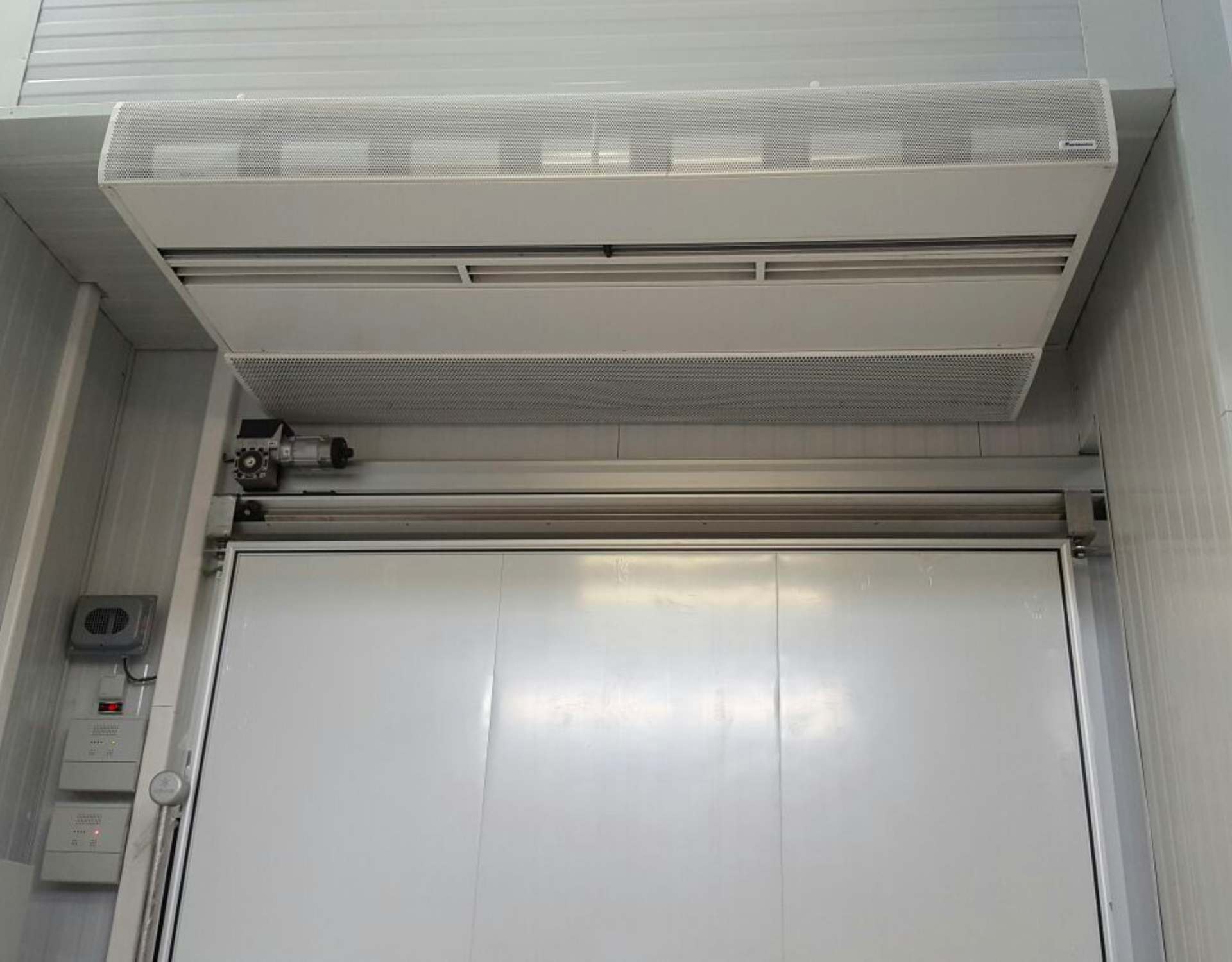 Hình ảnh quạt cắt gió Triojet màu trắng được lắp bên ngoài kho lạnh