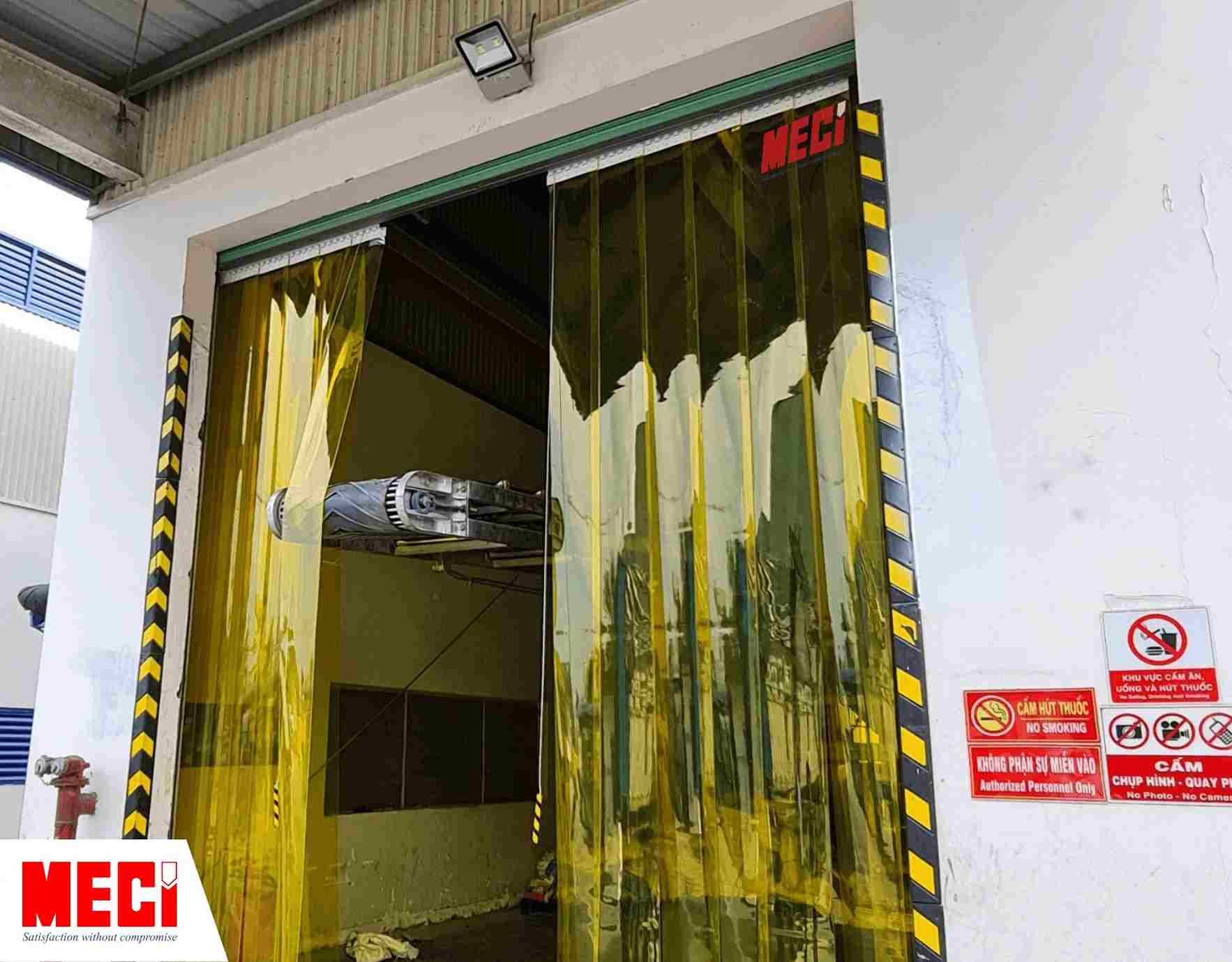 Rèm nhựa PVC được lắp tại vị trí cửa khu vực dây chuyền sản xuất hàng hóa