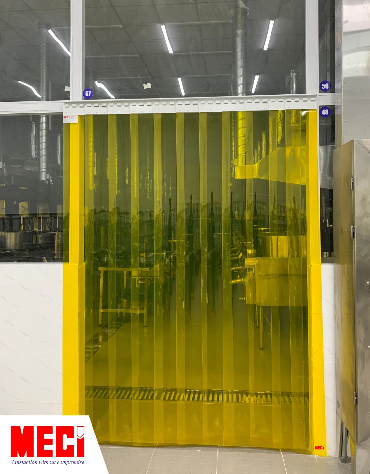 Rèm nhựa màu vàng lắp tại cửa ra vào