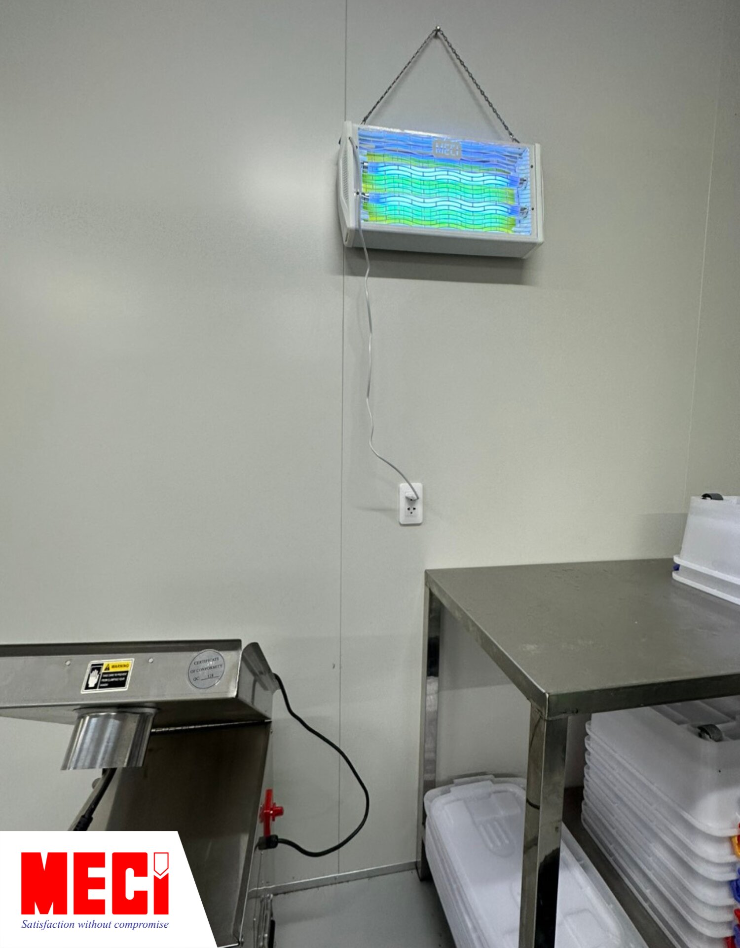 Đèn diệt côn trùng lắp đặt bên trong khu vực bếp