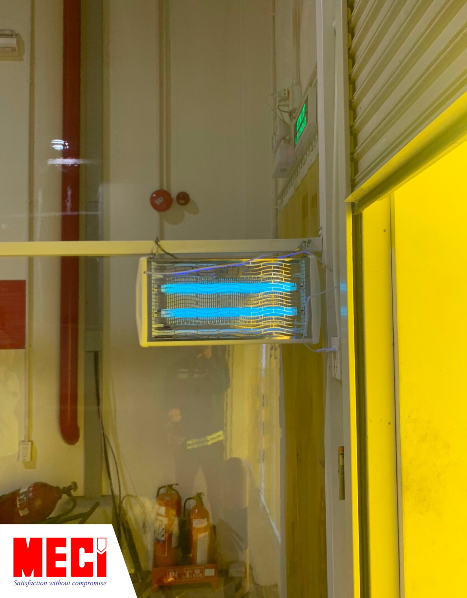 đèn diệt côn trùng lắp tại nhà máy sản xuất