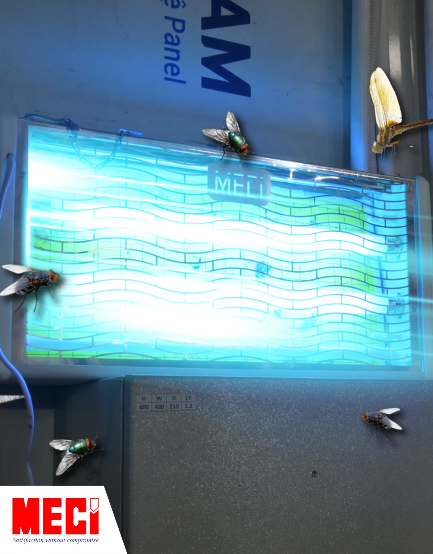 4 con côn trùng bị ánh sáng của đèn diệt côn trùng thu hút và bay lại gần