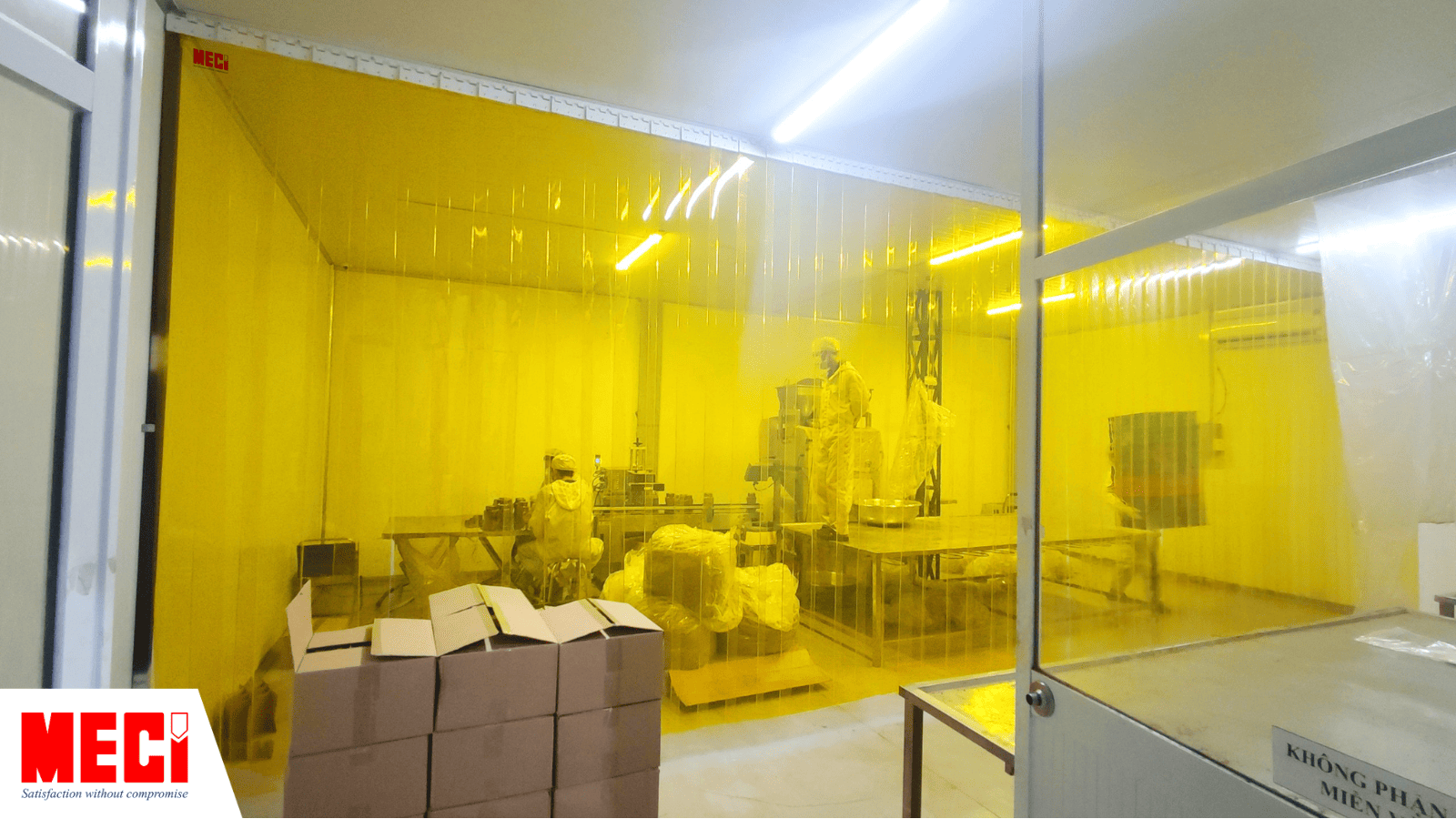 Rèm nhựa màu vàng lắp đặt tại khu vực sản xuất của nhà máy