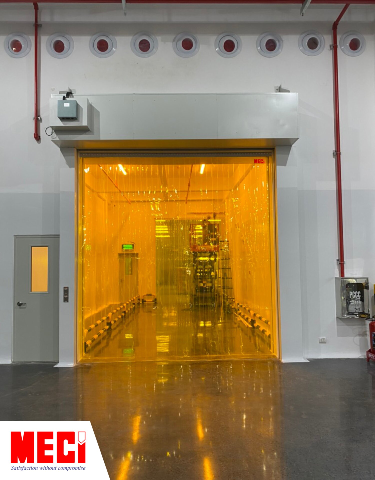 Rèm nhựa màu vàng lắp đặt tại lối ra vào