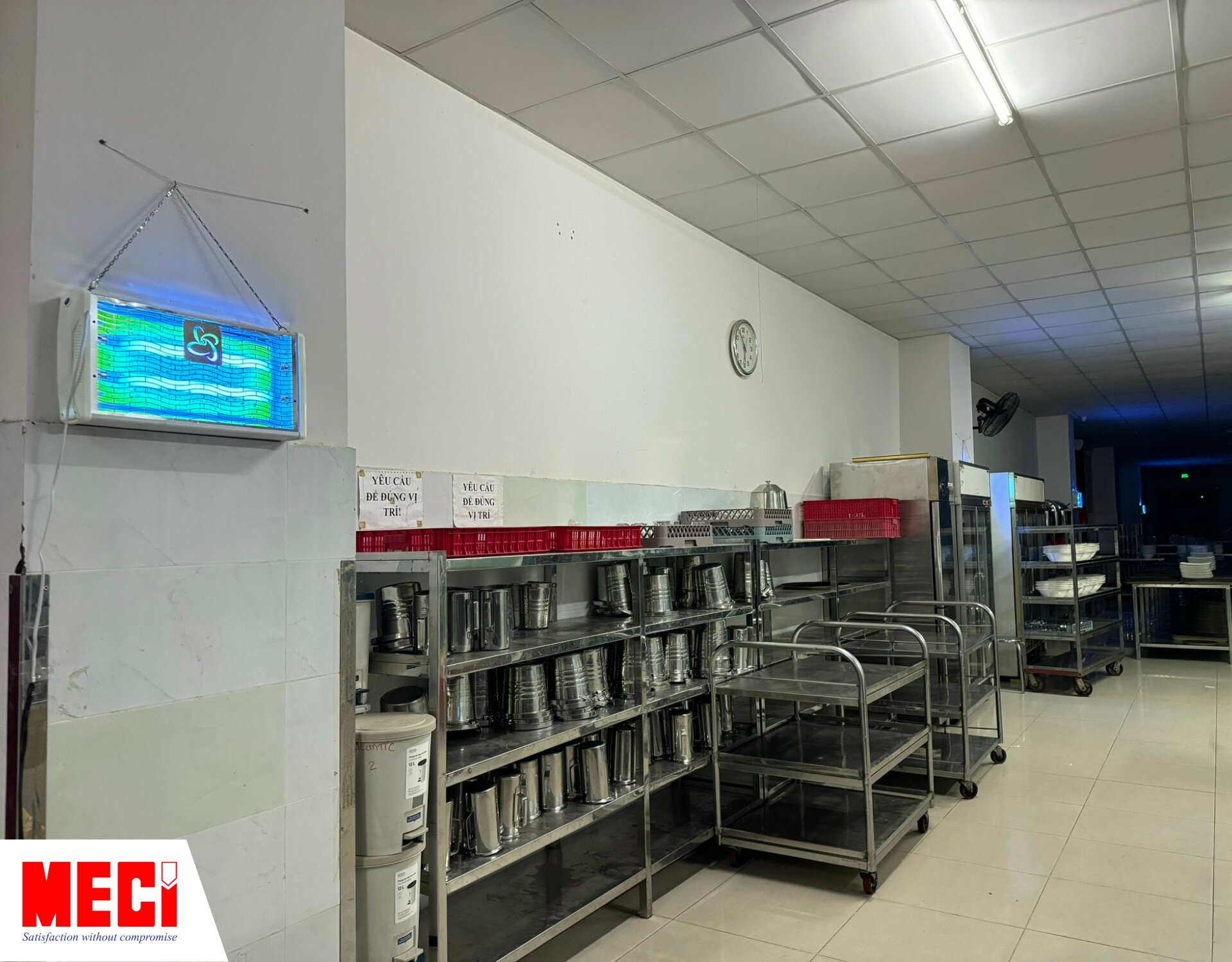 đèn diệt côn trùng MECII treo tại khu vực bếp, logo trên đèn được khắc theo yêu cầu của khách hàng