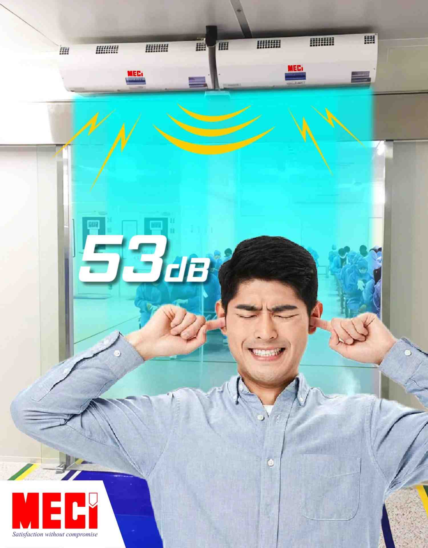 một người đàn ông đang bịt tay, phía sau là chiếc quạt cắt gió đang phát ra tiếng ồn 53dB