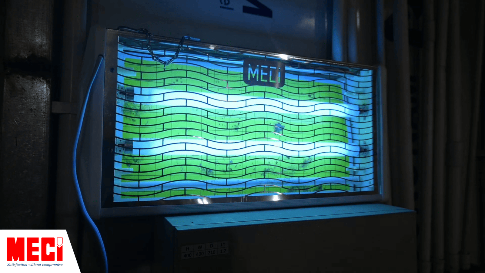 đèn diệt côn trùng bằng keo của MECI đang được bật sáng