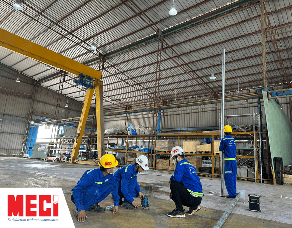 Nhiều người kiểm tra nền nhà