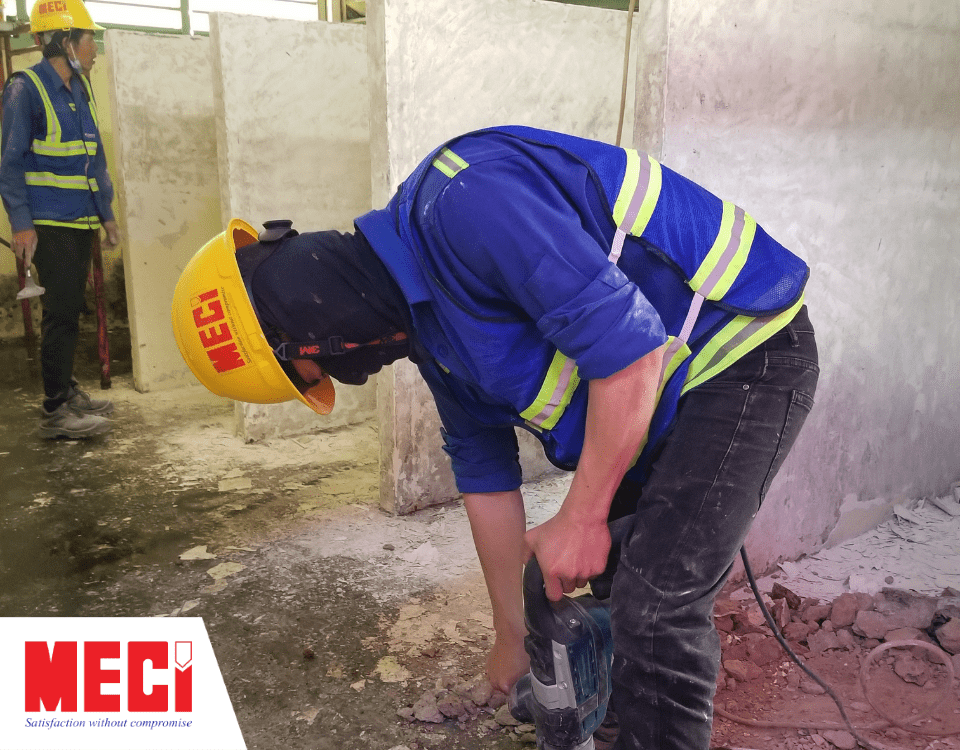 Một người đang khoan nền nhà
